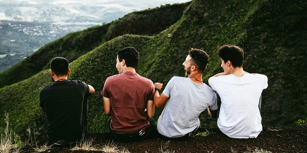 Amigos riendo en una montaña