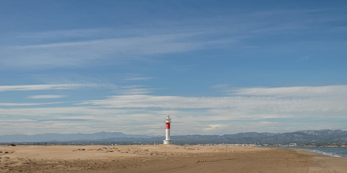 Playa y faro del Delta del Ebro en la Costa Dorada