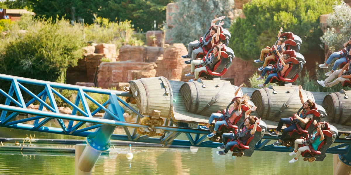 Vagones de Furius Baco con pasajeros a máxima velocidad en PortAventura Park