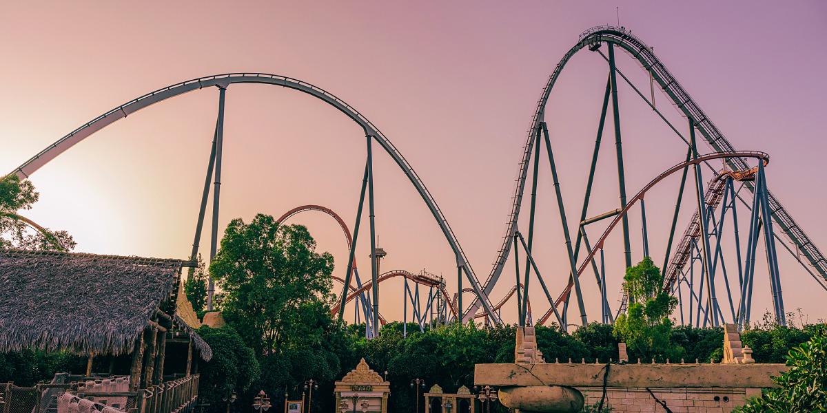 Montaña rusa Shambhala de PortAventura Park al atardecer